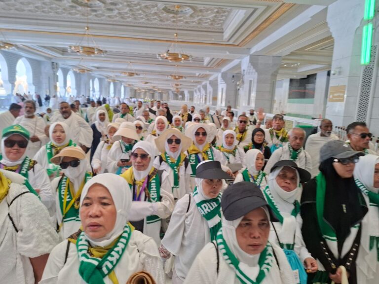 Pembimbing KBIHU Darul Qurra Intensif Dampingi Jemaah di Tanah Suci Jelang Wukuf, Tekankan Ibadah dan Kesehatan