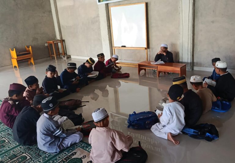 Kisah dari Kelas Umar bin Khattab: Semangat 24 Santri MDT Darul Qurro Menggali Ilmu di Waktu Ashar