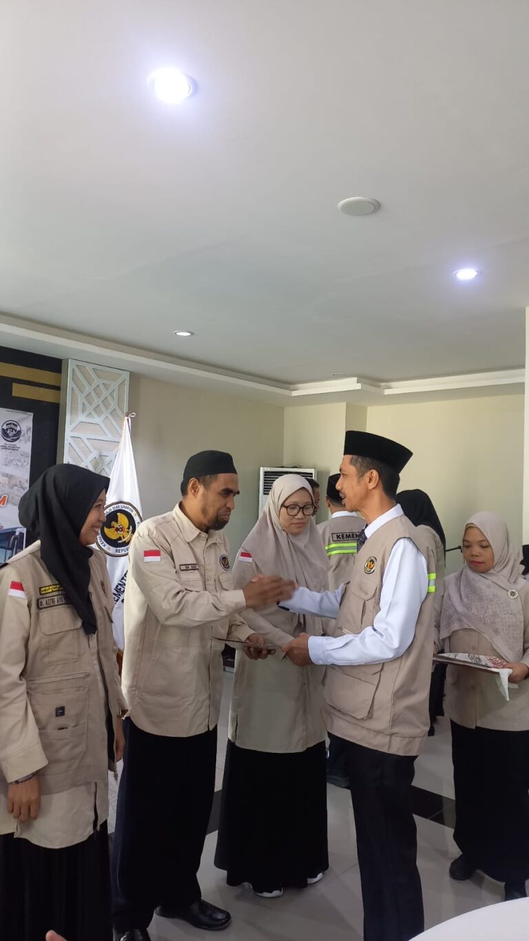 Sukses Kawal Kloter 11, Ust. H. Muhammad Nuzur dari KBIHU Darul Qurro Terima Penghargaan PPIH