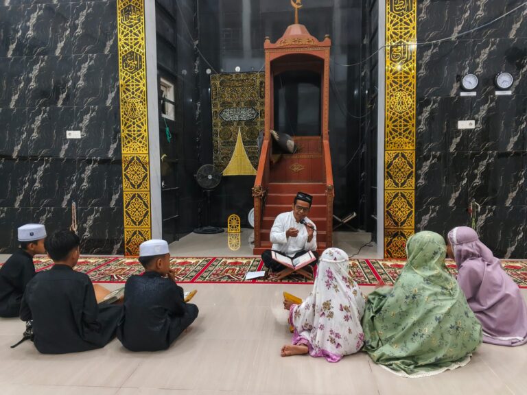 Kupas Tuntas Tajwid Surah Al-An’am, Ustadz Anwar Bimbing Langsung Tadarrus Santri MDT Darul Qurro