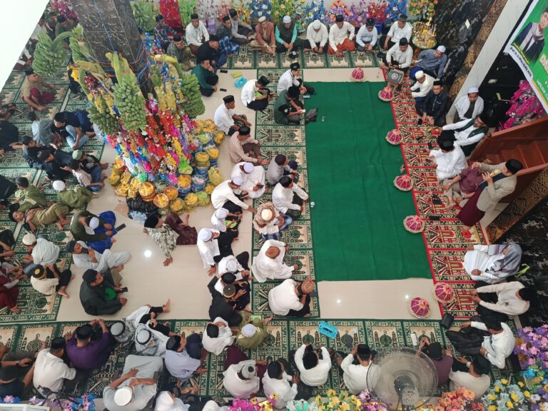 Kupas Sejarah Islam Mandar dan Sayyang Pattu’du, Prof. Idham Khalid Bodi Sampaikan Hikmah Maulid di Darul Qurro